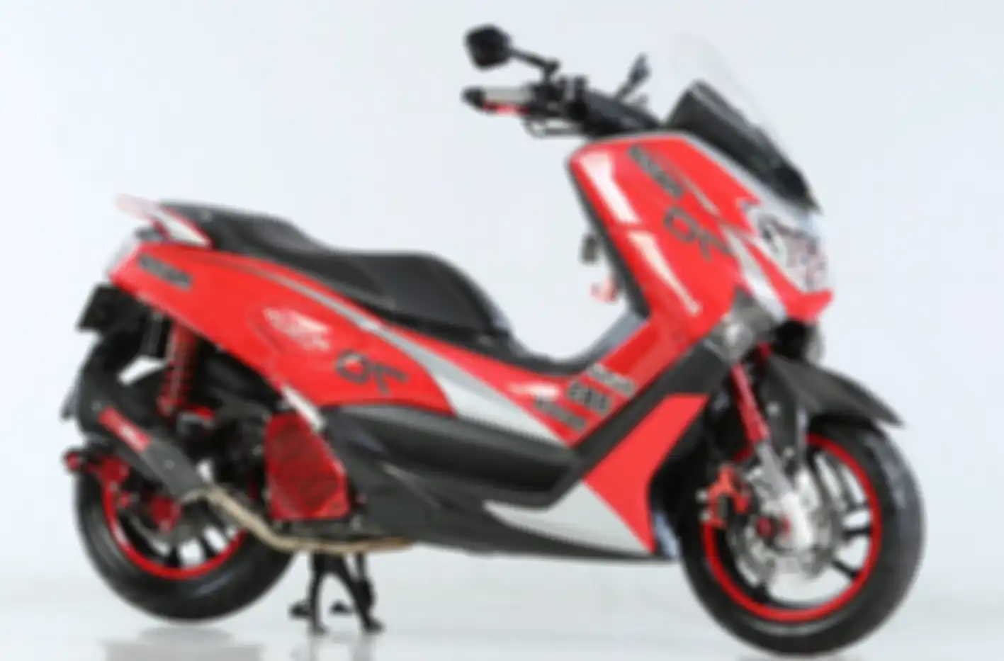 Yamaha NMAX dengan motif stiker mirror effect