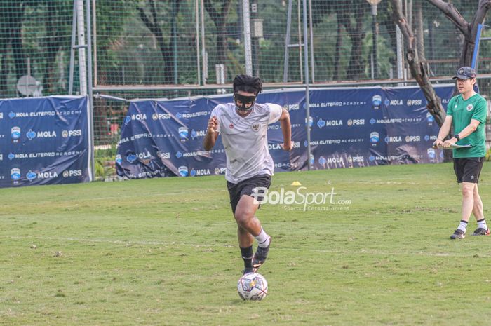 Penyerang timnas U-19 Indonesia, Ronaldo Kwateh, sedang menguasai bola ketika berlatih di Lapangan A, Senayan, Jakarta, 30 Agustus 2022.