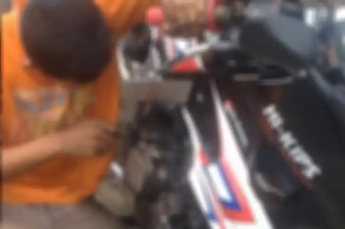 Bang Komar, seorang mekanik yang membuka jasa servis panggilan.