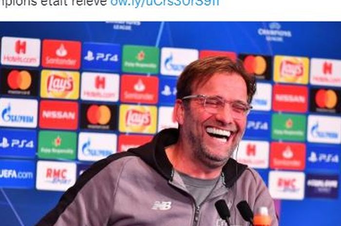 Pelatih Liverpool, Juergen Klopp tertawa terbahak-bahak saat konferensi pers.