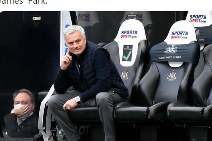 Jose Mourinho dikabarkan beralih profesi menjadi penyiar radio usai dipecat oleh Tottenham Hotspur dari kursi kepelatihan.