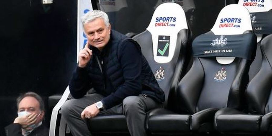 Usai Dipecat Tottenham, Jose Mourinho Alih Profesi Jadi Penyiar Radio