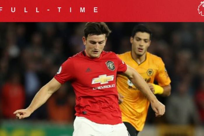 Bek Manchester United, Harry Maguire (kiri), beraksi dalam laga Liga Inggris melawan Wolverhampton Wanderers di Stadion Molineux, Senin (19/8/2019).