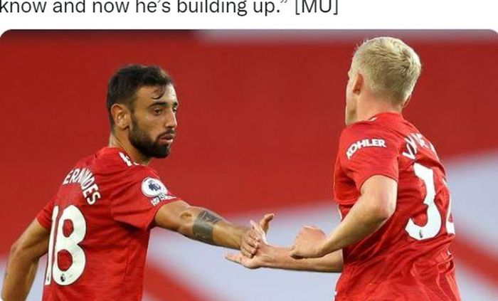 Gelandang Manchester United, Bruno Fernandes, bersalaman dengan Donny van de Beek.