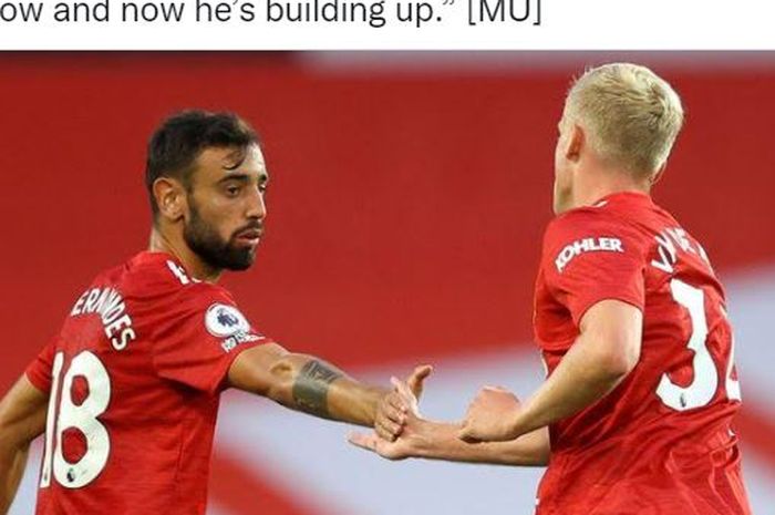 Gelandang Manchester United, Bruno Fernandes, bersalaman dengan Donny van de Beek.