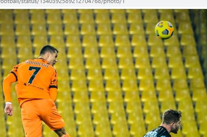 Megabintang Juventus, Cristiano Ronaldo, mencetak gol sundulan dalam laga Liga Italia melawan Parma di Stadion Ennio Tardini, Sabtu (19/12/2020).