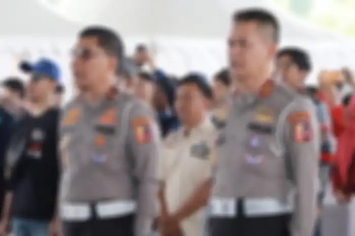 Kepala Korps Lalu Lintas (Kakorlantas) Polri Irjen Pol Firman Shantyabudi (kanan) pensiun, momen gelar Gebyar Keselamatan 2023 di Bandung.