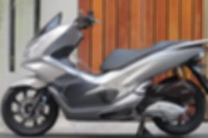 Honda PCX asal Vietnam ini tampil kalem tapi bergelimpangan spare part mewah, bikin kantong bergetar.