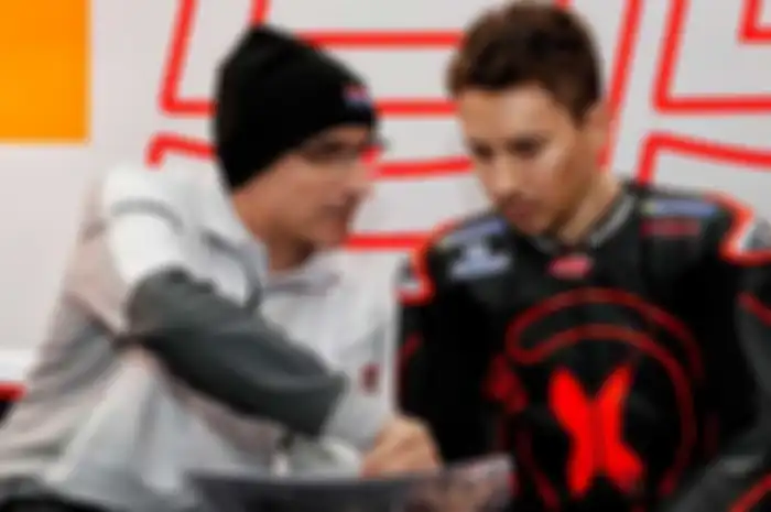 Jorge Lorenzo diskusi dengan crew chief-nya, Ramon Aurin di tes pramusim MotoGP Jerez.