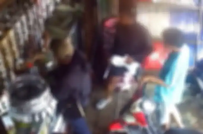Pemotor ngamuk pukul penjaga toko spare part di Bekasi.