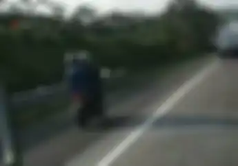 Masih Aja Kejadian, Biker Nekat Tembus Tol, Jelas Banget Aturannya