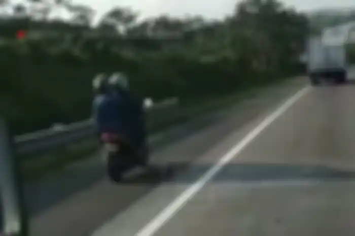 Pemotor masuk jalan tol 