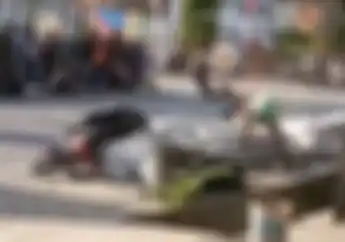 Video Detik-detik Pembalap Road Race Hilang Kendali, Tabrak Karung dan Masuk Got, Penonton Histeris