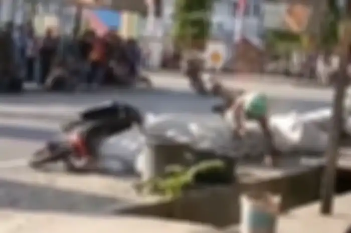 Pembalap road race Poso terjatuh dan masuk ke dalam got.