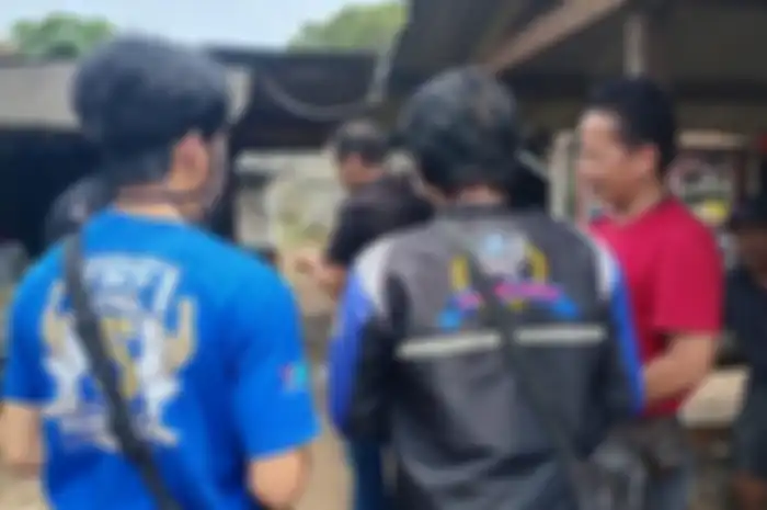  Yamaha Riders Federation Indonesia (YRFI) bagi-bagi hand sanitizer dan maske kepada warga.