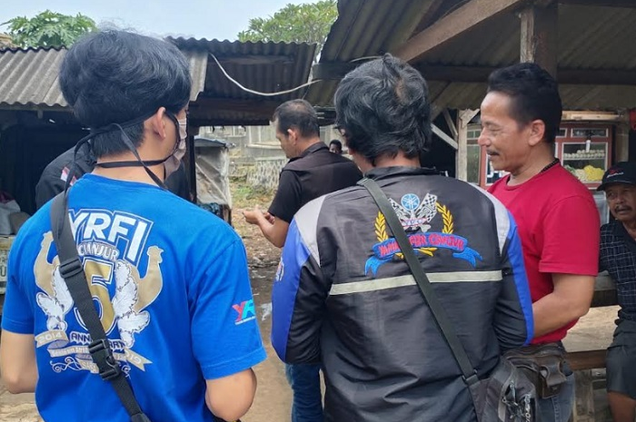  Yamaha Riders Federation Indonesia (YRFI) bagi-bagi hand sanitizer dan maske kepada warga.