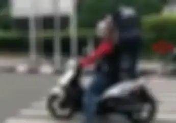 Kok Bisa? Biker Ini Enggak Marah, Malah Malu Jok Motornya Diinjak Orang Asing