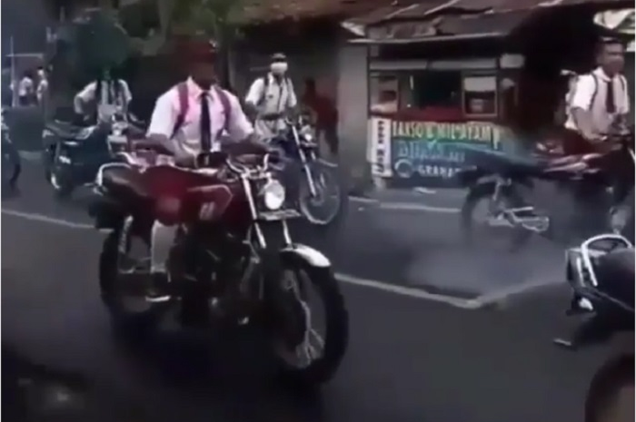 Konvoi anak SD pakai berbagai motor