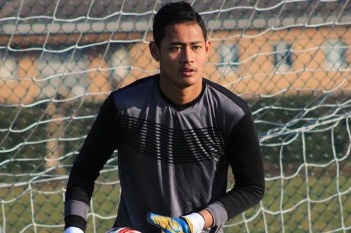 Kiper Persib U-18, Erlangga Setyo saat berlatih.