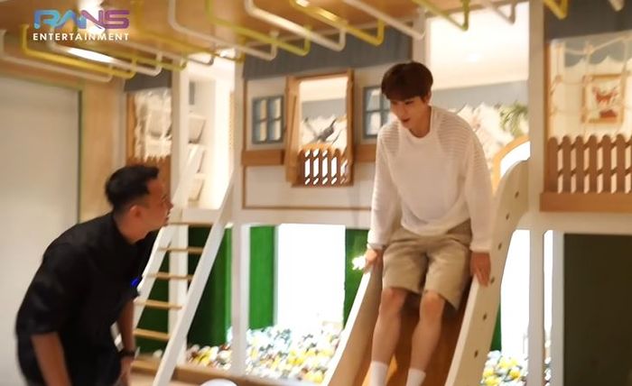 Jungwoo NCT main perosotan di kamar Rafathar.