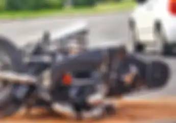 Viral! Video Detik-detik Pemotor Nyaris Kegencet Truk, Untung Langsung Antisipasi