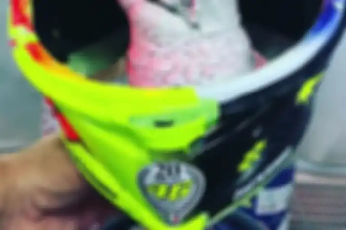Desain helm Valentino Rossi pertama saat meraih titel juara dunia pertaman 20 tahun silam