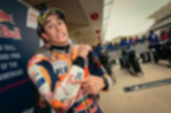 Marc Marquez menunjuk wearpack bagian siku yang rusak setelah crash di COTA