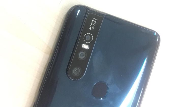 Tiga kamera belakang di smparthone flagship Vivo V15.