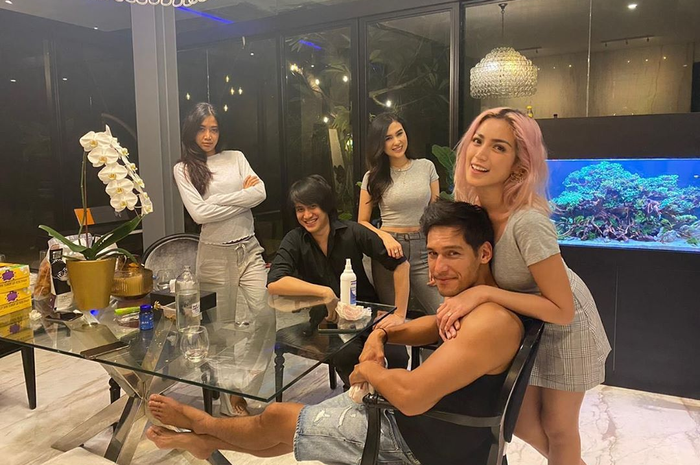 Potret mesra Jessica Iskandar sedang peluk Richard Kyle dari belakang