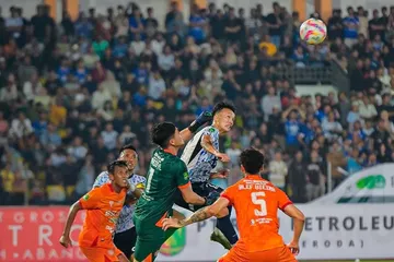 Duel pemain PSPS Riau dan Persiraja Banda Aceh pada matchday kelima Grup X delapan besar Liga 2 2024/2025 di Stadion Kaharuddin Nasution, Pekanbaru, Selasa (11/2/2025).