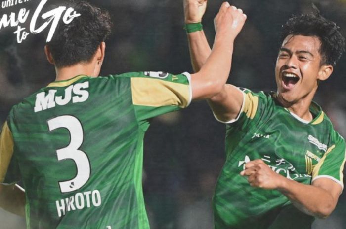 Pratama Arhan saat melakukan selebrasi bersama pemain Tokyo Verdy seusai cetak assist dalam laga Putaran Kedua Piala Kaisar 2023 melawan Thespakusatsu Gunma.