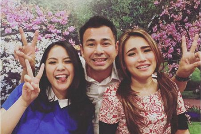 Potret keakraban Raffi, Nagita, dan Ayu Ting Ting.