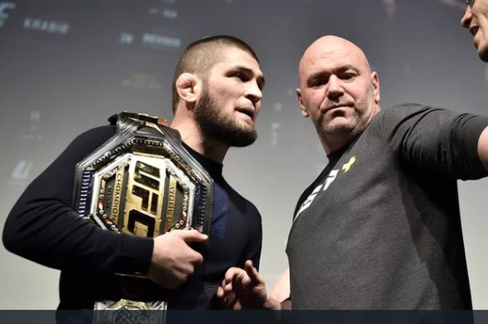 Khabib Nurmagomedov (kiri) dan Presiden UFC, Dana White.