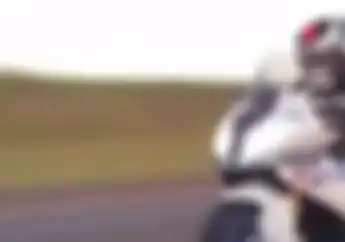 Aje Gile! Mobil Ini Ngebut 300 Km/Jam, Disalip Motor Dengan Entengnya