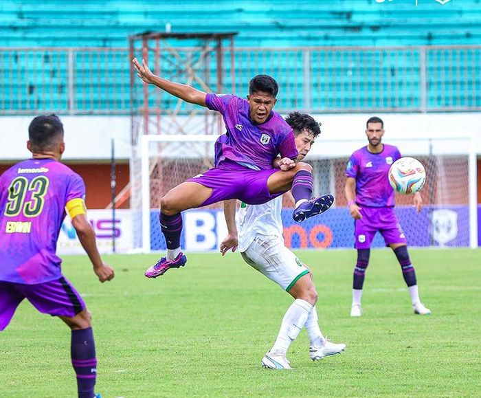 Duel pemain RANS Nusantara FC dan Persikabo 1973 pada pekan pertama Liga 1 2023/2024.