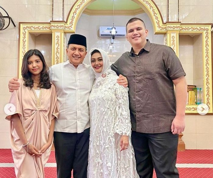 Bella Saphira dan keluarganya