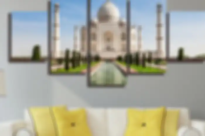 Lukisan Tajmahal di ruang keluarga.