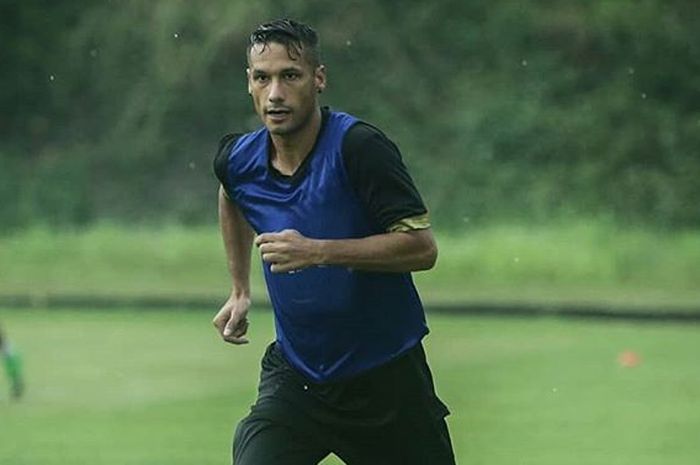 Raphael Maitimo saat mengikuti latihan bersama skuat PSIM Yogyakarta di Bogor pada 16 April 2019.