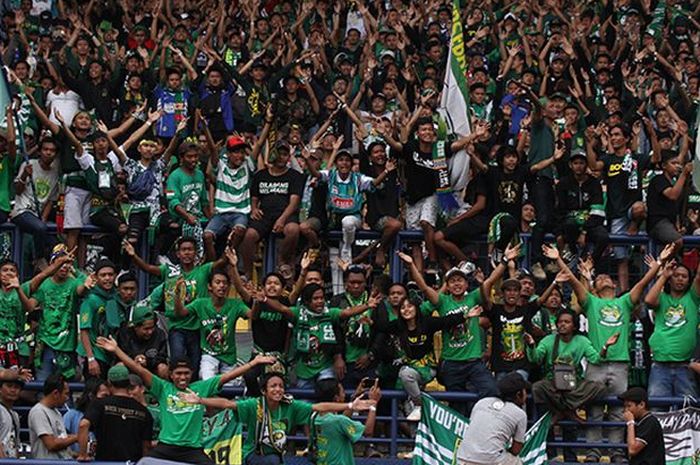 Bobotoh dan Bonek saat Persib berhadapan dengan Persebaya di Piala Presiden 2019.