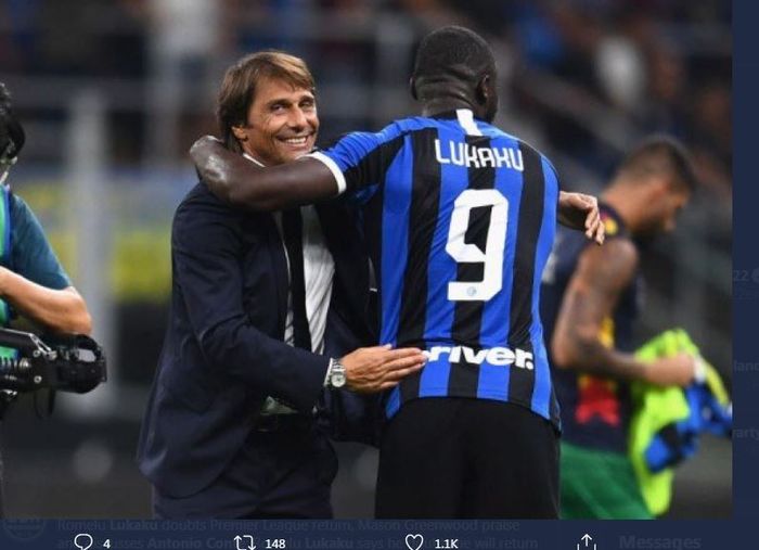 Pelatih Inter Milan, Antonio Conte, memeluk Romelu Lukaku.