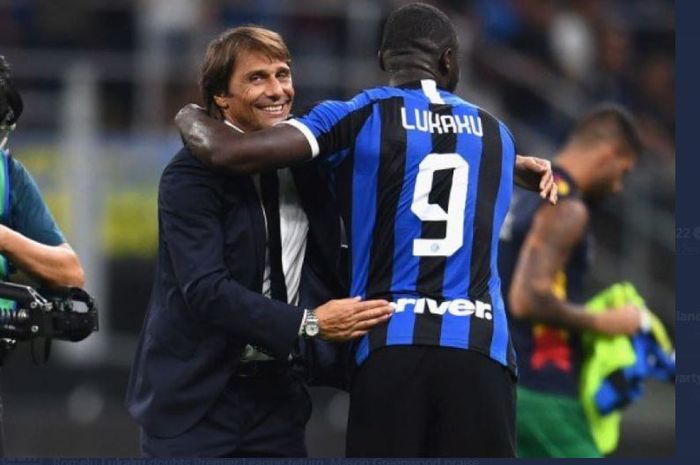 Pelatih Inter Milan, Antonio Conte, memeluk Romelu Lukaku.