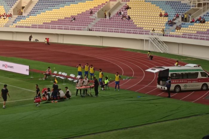 Pemain timnas U-16 Thailand, Phuriphan Phothong, dibawa ke rumah sakit terdekat dengan ambulans usai terlibat benturan dengan pemain Vietnam, Senin (1/7/2024).