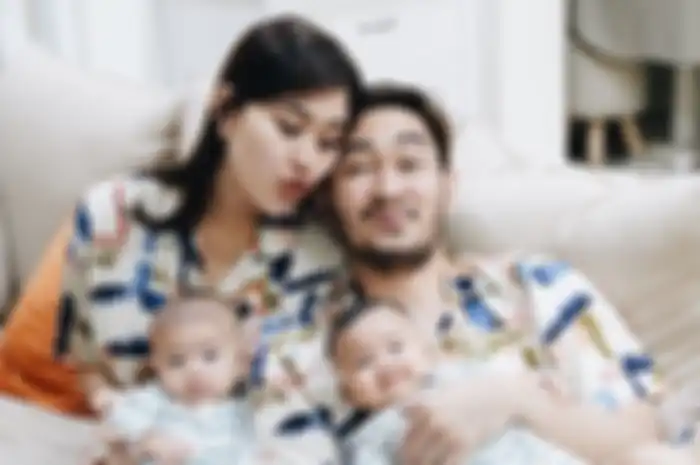 Syahnaz Sadiqah dan Jeje Govinda bersama kedua anak kembarnya