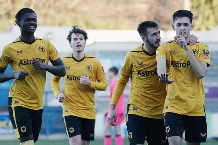 Pemain Wolverhampton Wanderers U-21, Justin Hubner, melakukan selebrasi setelah mencetak gol ke gawang Cardiff  City, pada ajang Premier League Cup, Jumat (20/1/2023).