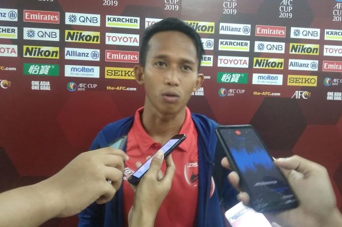 Pemain sayap PSM Makassar M Rahmat menjawab pertanyaan wartawan seusai laga kontra Kaya FC pada lanjutan Piala AFC di Stadion Pakansari, Kabupaten Bogor, Selasa (2/4/2019).