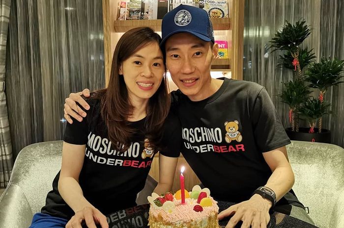 Lee Chong Wei (kanan) berpose bersama sang istri, Wong Mew Choo (kiri).