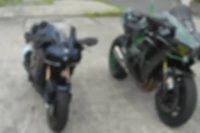 Kawasaki H2 mini (kiri) hasil karya builder Jepang.