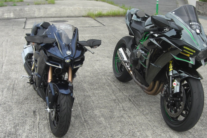 Kawasaki H2 mini (kiri) hasil karya builder Jepang.
