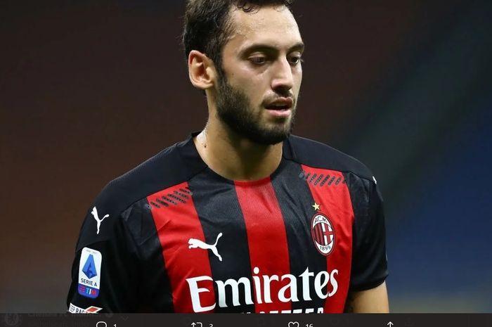 Gelandang serang AC Milan, Hakan Calhanoglu, dikabarkan dibidik oleh klub raksasa Liga Inggris, Manchester United.