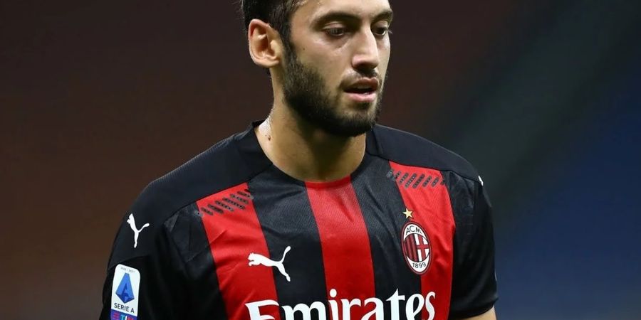 Khianati AC Milan, Hakan Calhanoglu Selangkah Lagi Gabung Inter Milan